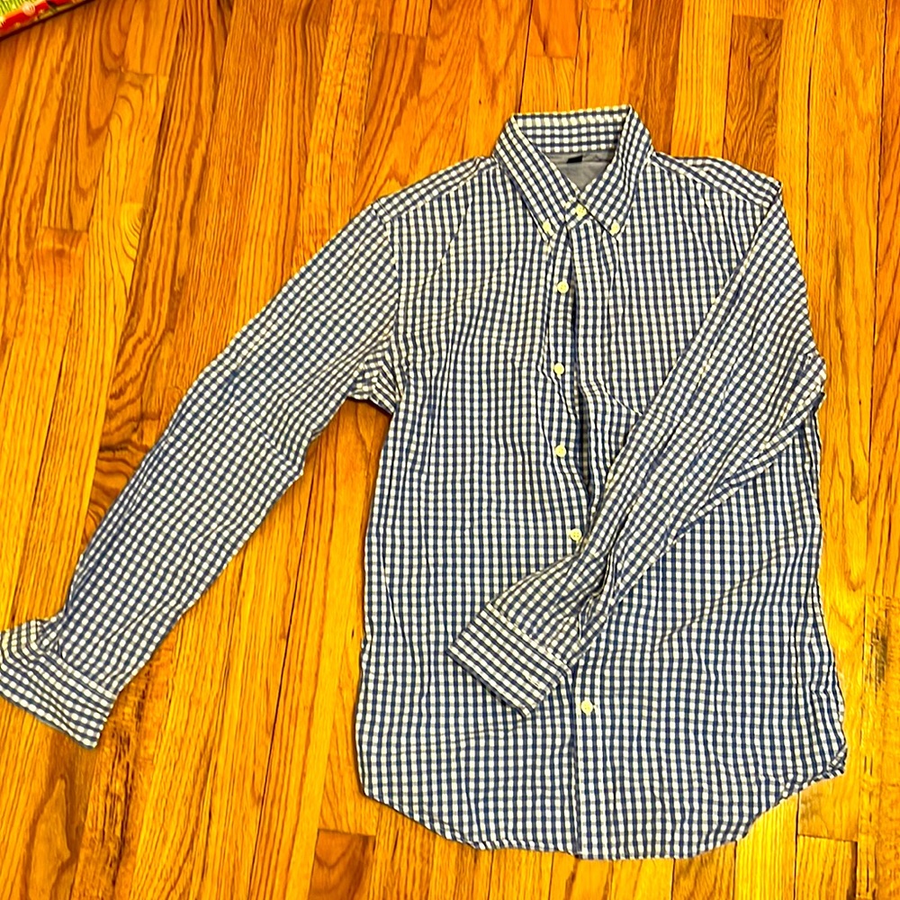 Banana republic soft wash tailored slim fit long sleeve blue checkered shirt.